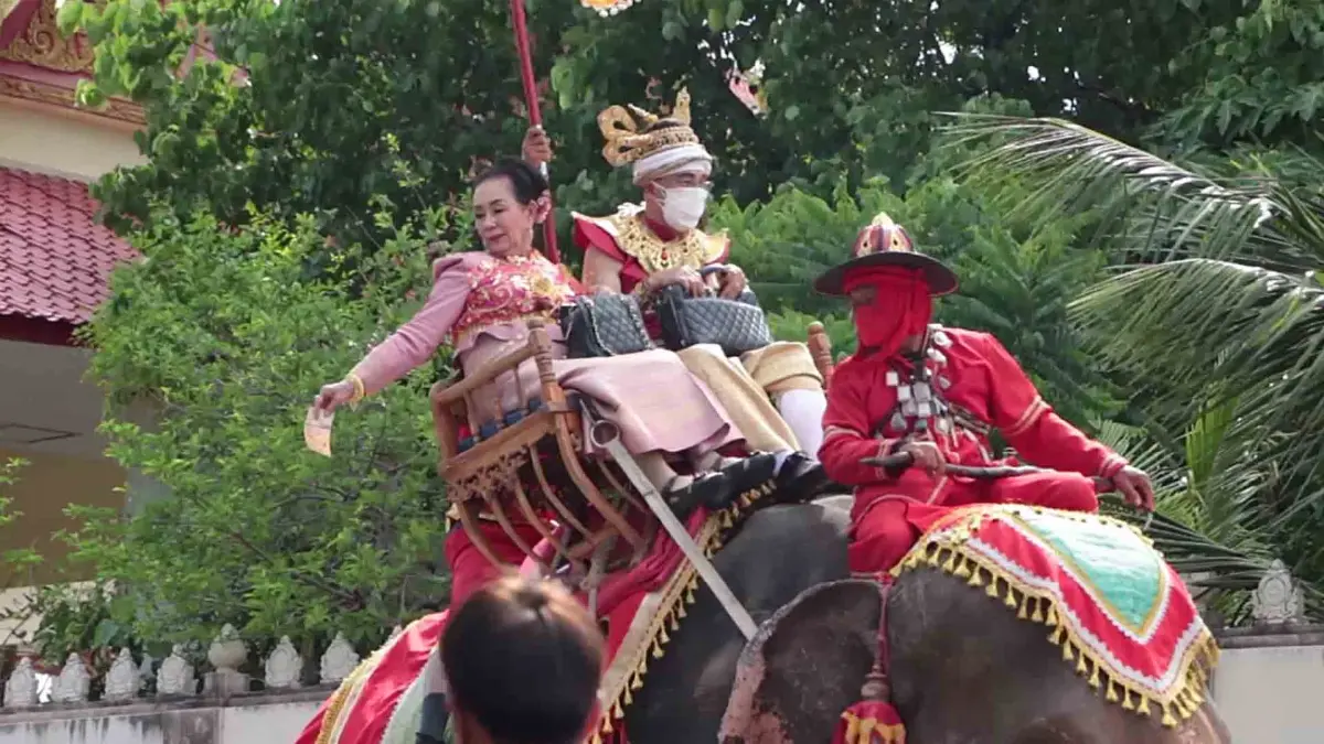 โปรยทานเงิน 1 แสนบาท ให้ผู้สูงอายุและผู้ยากไร้ งานบุญมหาชาติ โปรยทานเงิน 1 แสนบาท ให้ผู้สูงอายุและผู้ยากไร้ งานบุญมหาชาติ