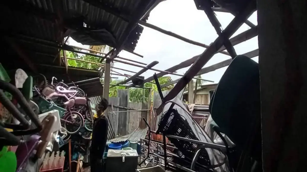 พายุฤดูร้อนถล่มพิษณุโลกต้นไม้โค่นบ้านพังยับ
