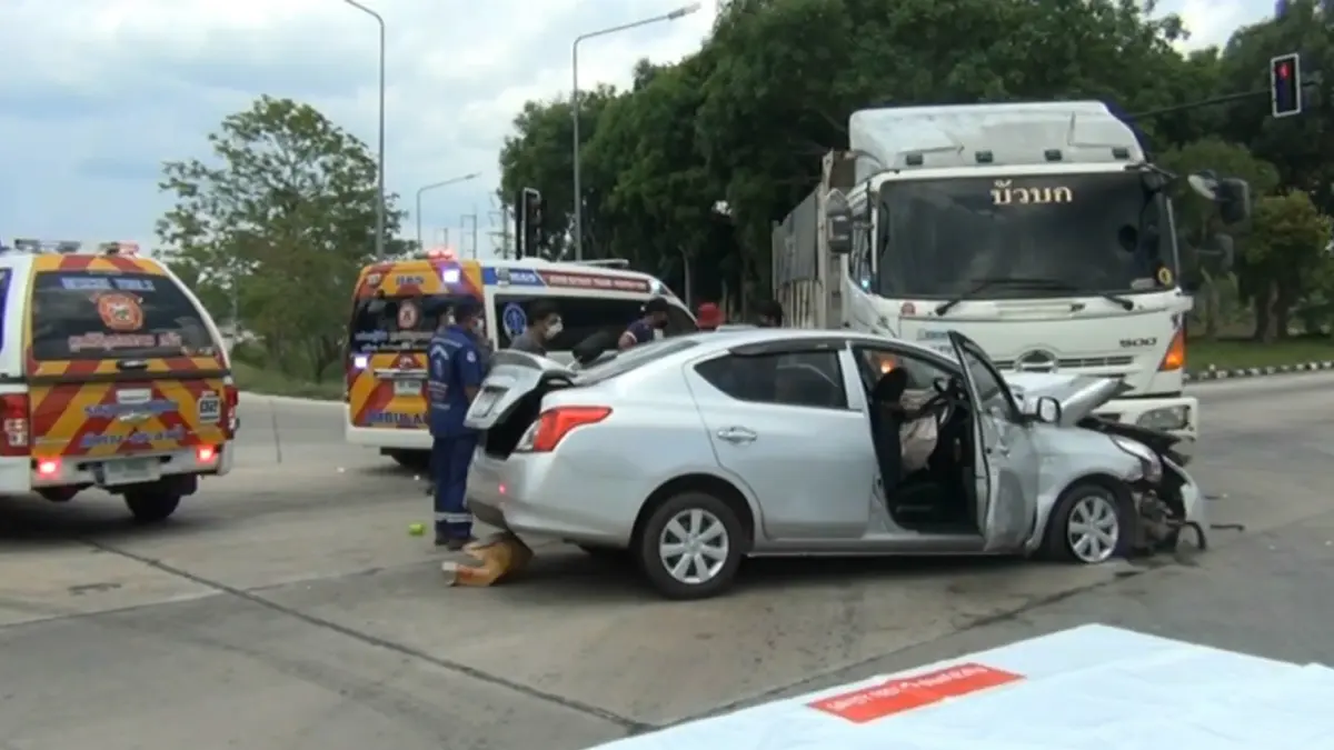 เก๋งพุ่งชนสิบล้อขนทรายสนั่นกลางสี่แยกไฟแดง เจ็บ 4 ราย เก๋งพุ่งชนสิบล้อขนทรายสนั่นกลางสี่แยกไฟแดง เจ็บ 4 ราย