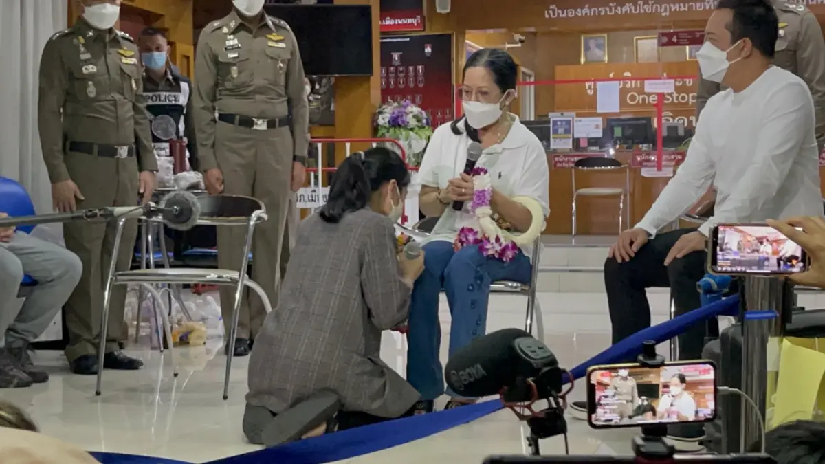 "กระติก-ปอ-โรเบิร์ต" กราบเท้าขอขมาแม่แตงโม แม่ลั่นยังไม่ให้อภัย "กระติก" "กระติก-ปอ-โรเบิร์ต" กราบเท้าขอขมาแม่แตงโม แม่ลั่นยังไม่ให้อภัย "กระติก"