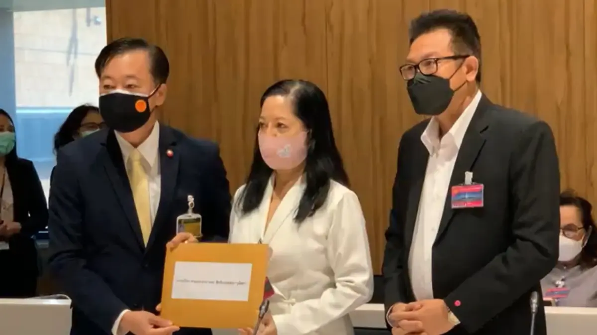 "แม่แตงโม-ทนายเดชา" ยื่น กมธ.ถอดคดีลูกสาว ตำหนิ "หมอพรทิพย์" แทรกแซง