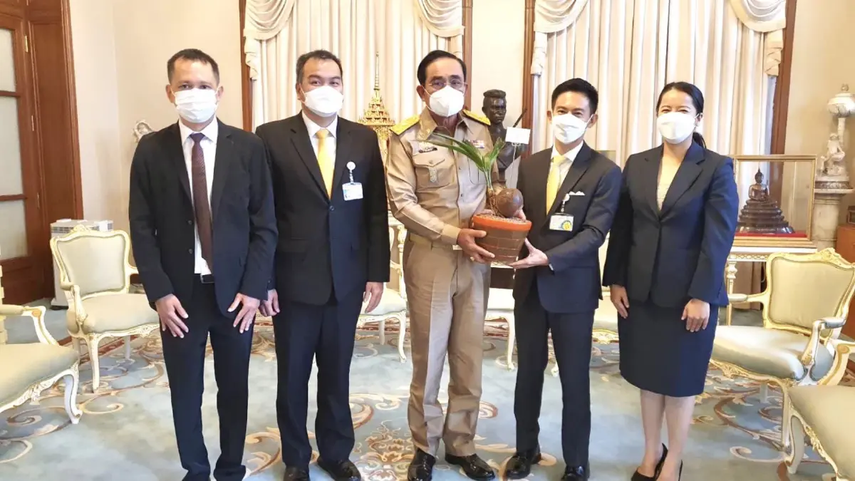 “ลุงชวน” มอบบอนไซมะพร้าว พร้อมบัตรอวยพร เบิร์ดเดย์ 68 ปี “ลุงตู่" “ลุงชวน” มอบบอนไซมะพร้าว พร้อมบัตรอวยพร เบิร์ดเดย์ 68 ปี “ลุงตู่"