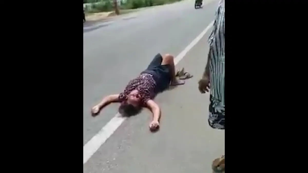 ยิ่งกว่ารันทด ตามกระทืบแม่ชิงกระเป๋า ไม่มีเงินเอามาคืนหวังกระทืบซ้ำ