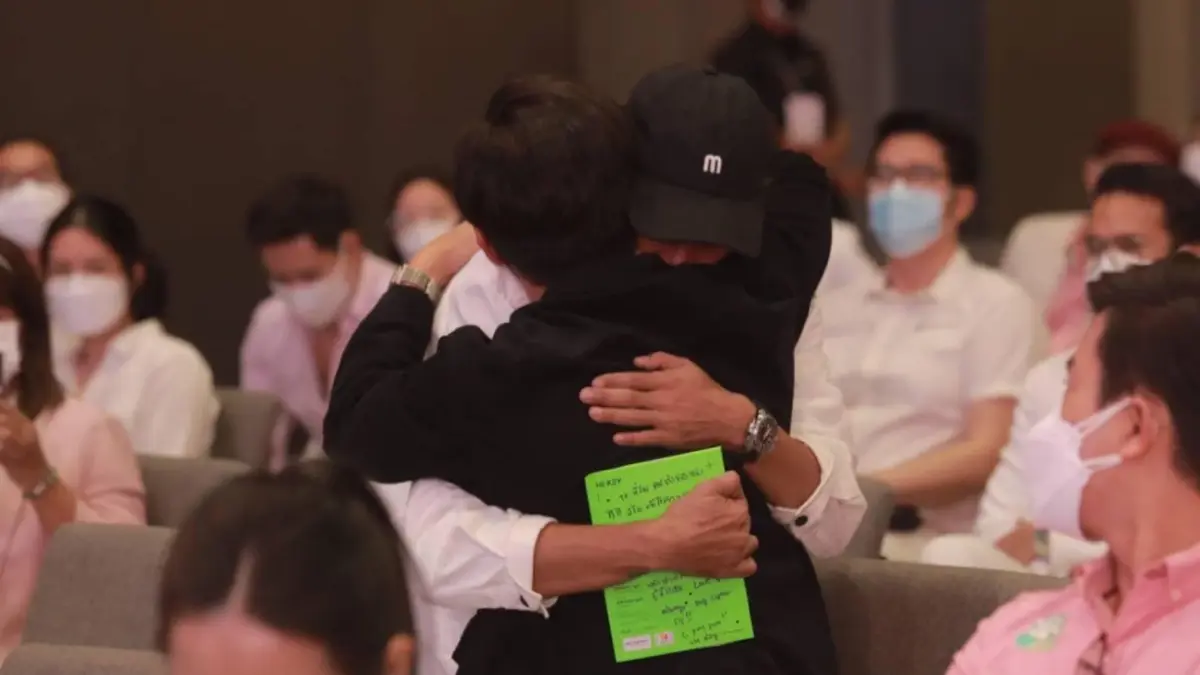 “เบิร์ด” แฟนหนุ่มแตงโม เข้าไปสวมกอด “โตโน่” ระหว่างร่วมงานไว้อาลัย “เบิร์ด” แฟนหนุ่มแตงโม เข้าไปสวมกอด “โตโน่” ระหว่างร่วมงานไว้อาลัย