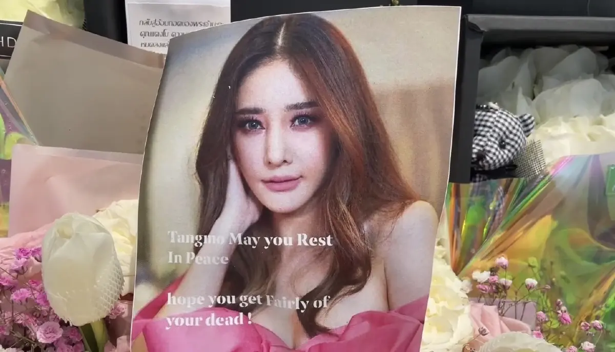 ช่อดอกไม้ ขาวบริสุทธิ์ เต็มท่าเรือ แฟนคลับ ดาราสาว "แตงโม นิดา" ร่วมอาลัย ช่อดอกไม้ ขาวบริสุทธิ์ เต็มท่าเรือ แฟนคลับ ดาราสาว "แตงโม นิดา" ร่วมอาลัย