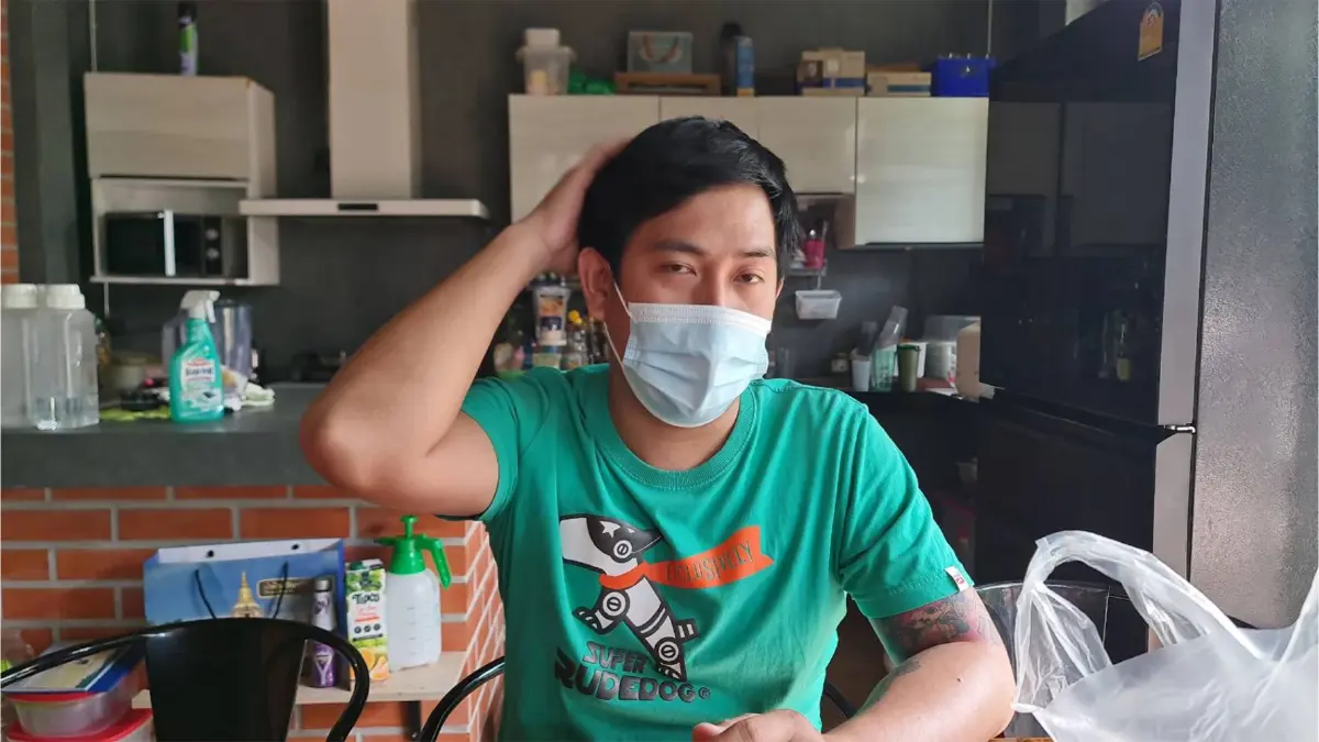 สุดซวยไรเดอร์หนุ่ม  โดนคนสติไม่ดีเอาขวดตีหัว