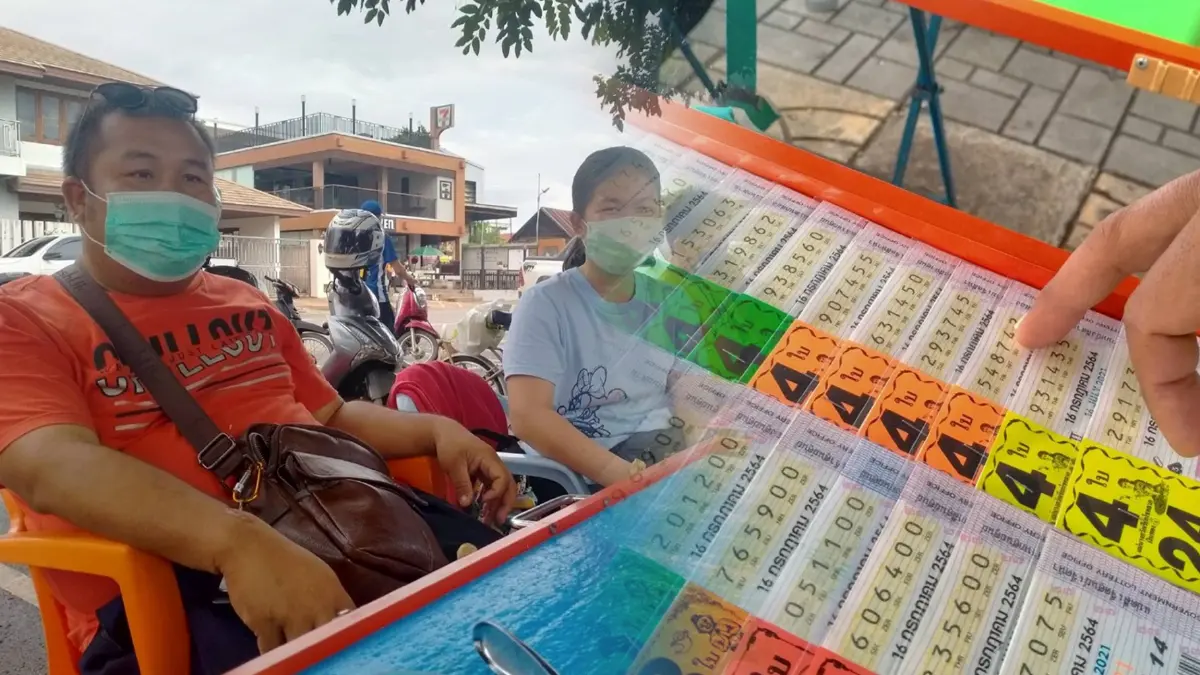 ผู้ค้าลอตเตอรี่นครพนม สอนมวยชุดจับแนะวิธีแก้หวยแพง