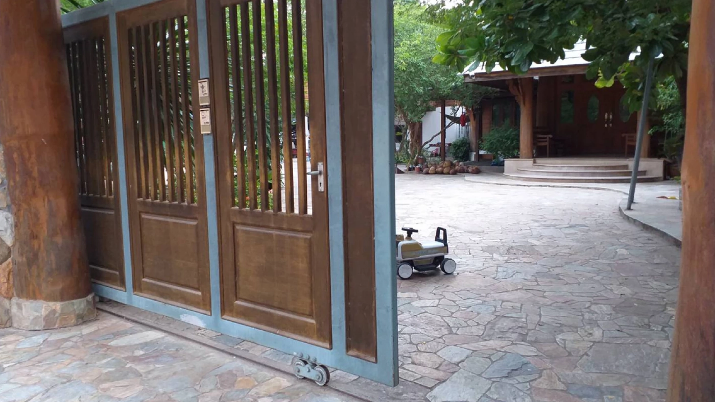 บ้าน “สรพงศ์ ชาตรี” ที่โคราชบรรยากาศเงียบเหงา ป้าแสนอาลัย บ้าน “สรพงศ์ ชาตรี” ที่โคราชบรรยากาศเงียบเหงา ป้าแสนอาลัย