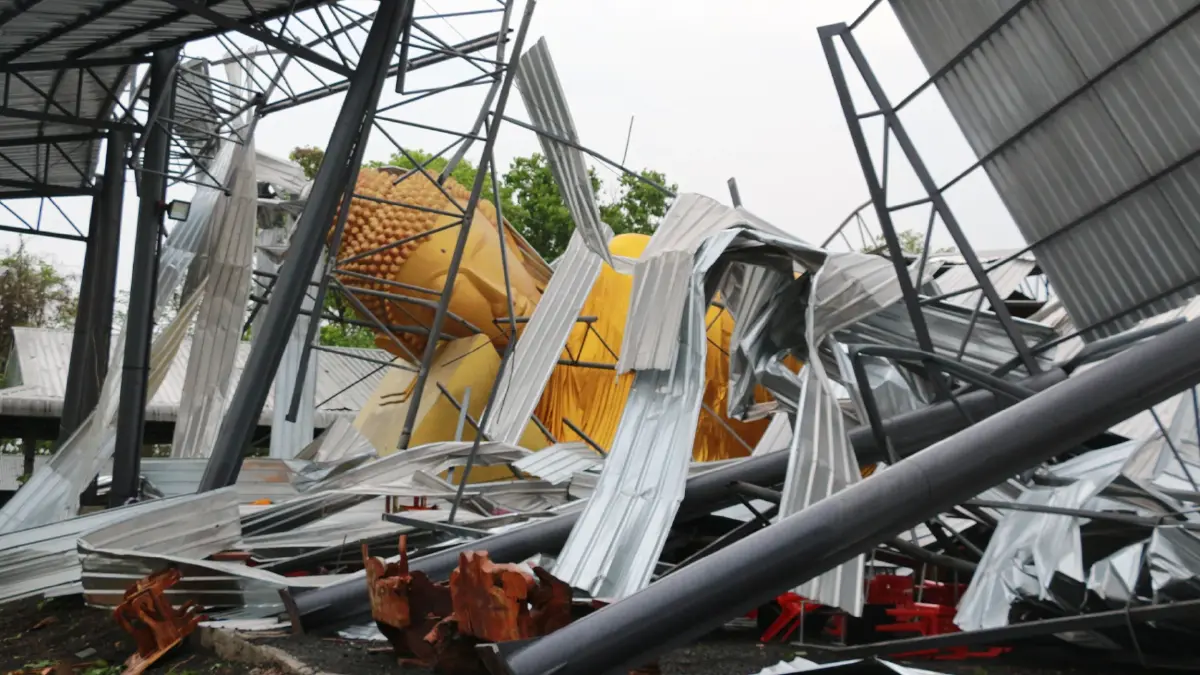 พายุหมุนพัดโดมพระนอนองค์ใหญ่วัดเขาพระอังคารพังถล่มทั้งหลัง