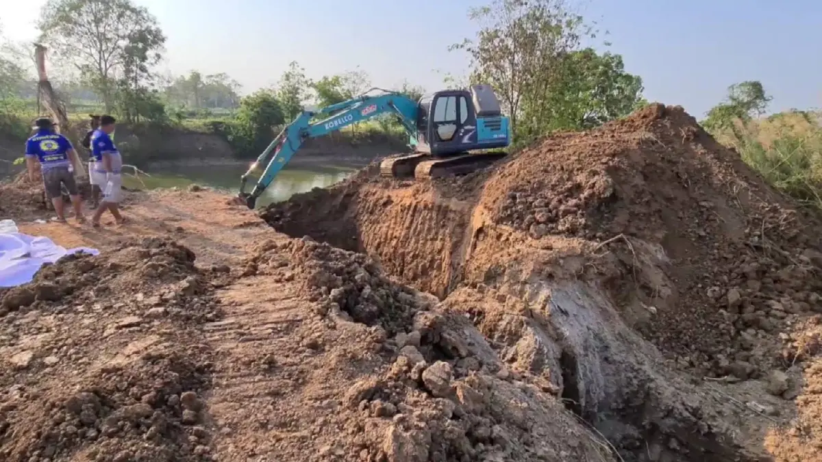 ดินสไลด์ทับคนงานก่อสร้างลึก4เมตรเสียชีวิต 3 ราย
