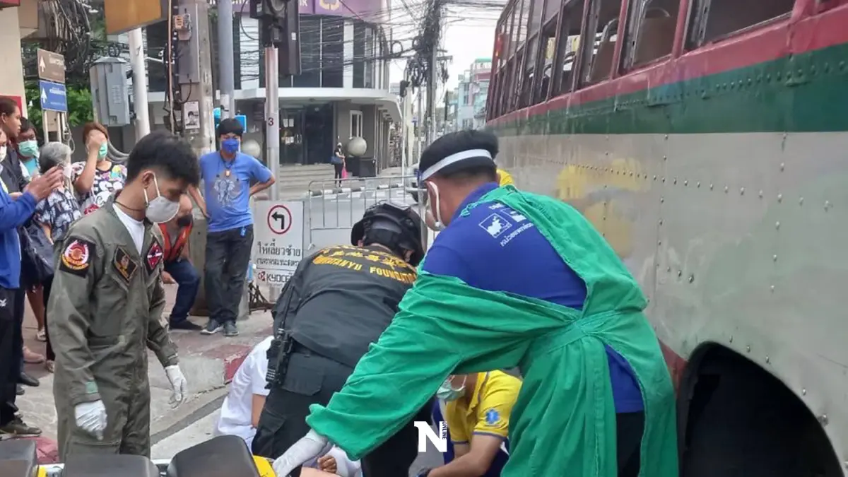 ทางม้าลายอีกแล้ว! รถเมล์สาย 82 ชนคนขณะข้ามถนนที่แยกบางลำพู ทางม้าลายอีกแล้ว! รถเมล์สาย 82 ชนคนขณะข้ามถนนที่แยกบางลำพู