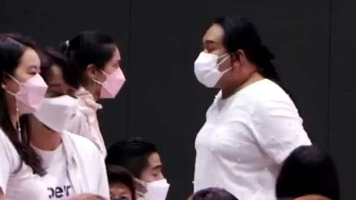 เดือดจัด ! ผจก. “พิงกี้ สาวิกา" ชี้หน้า “กระติก” กลางงานไว้อาลัย “แตงโม” เดือดจัด ! ผจก. “พิงกี้ สาวิกา" ชี้หน้า “กระติก” กลางงานไว้อาลัย “แตงโม”