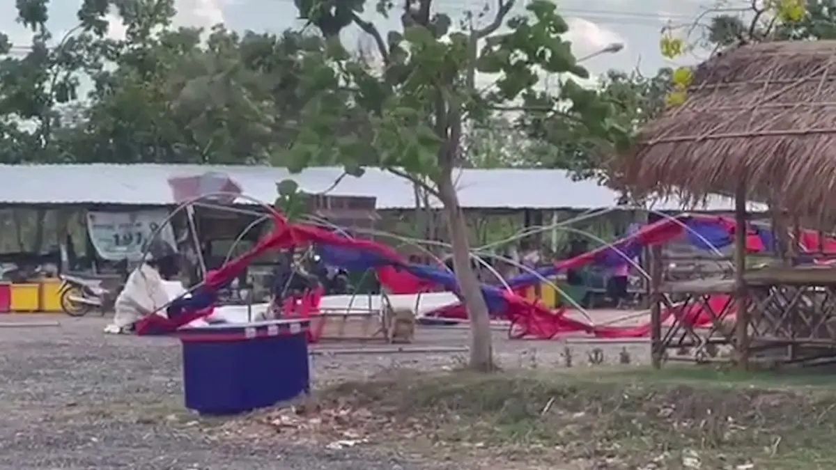 หนีตายอลม่าน! ลมพายุพัดเต็นท์ตลาดนัด ปลิวติดสายไฟฟ้าแรงสูง หนีตายอลม่าน! ลมพายุพัดเต็นท์ตลาดนัด ปลิวติดสายไฟฟ้าแรงสูง