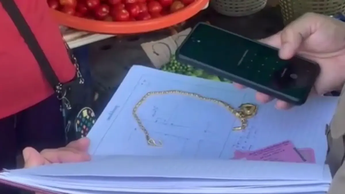 ปืนจ่อแม่ค้ากระชากสร้อยทองกลางตลาดสดหนีลอยนวล ปืนจ่อแม่ค้ากระชากสร้อยทองกลางตลาดสดหนีลอยนวล