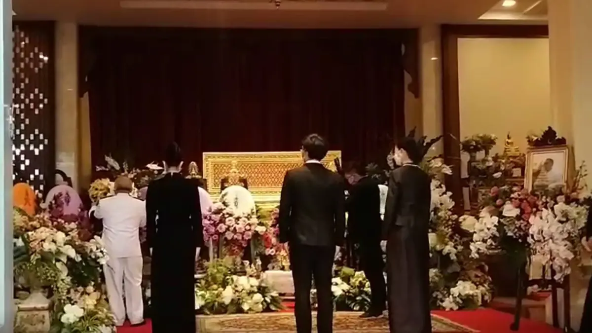 ดาราศิลปินแห่ร่วมงานสวดพระอภิธรรม "สรพงศ์ ชาตรี" เป็นวันที่สอง