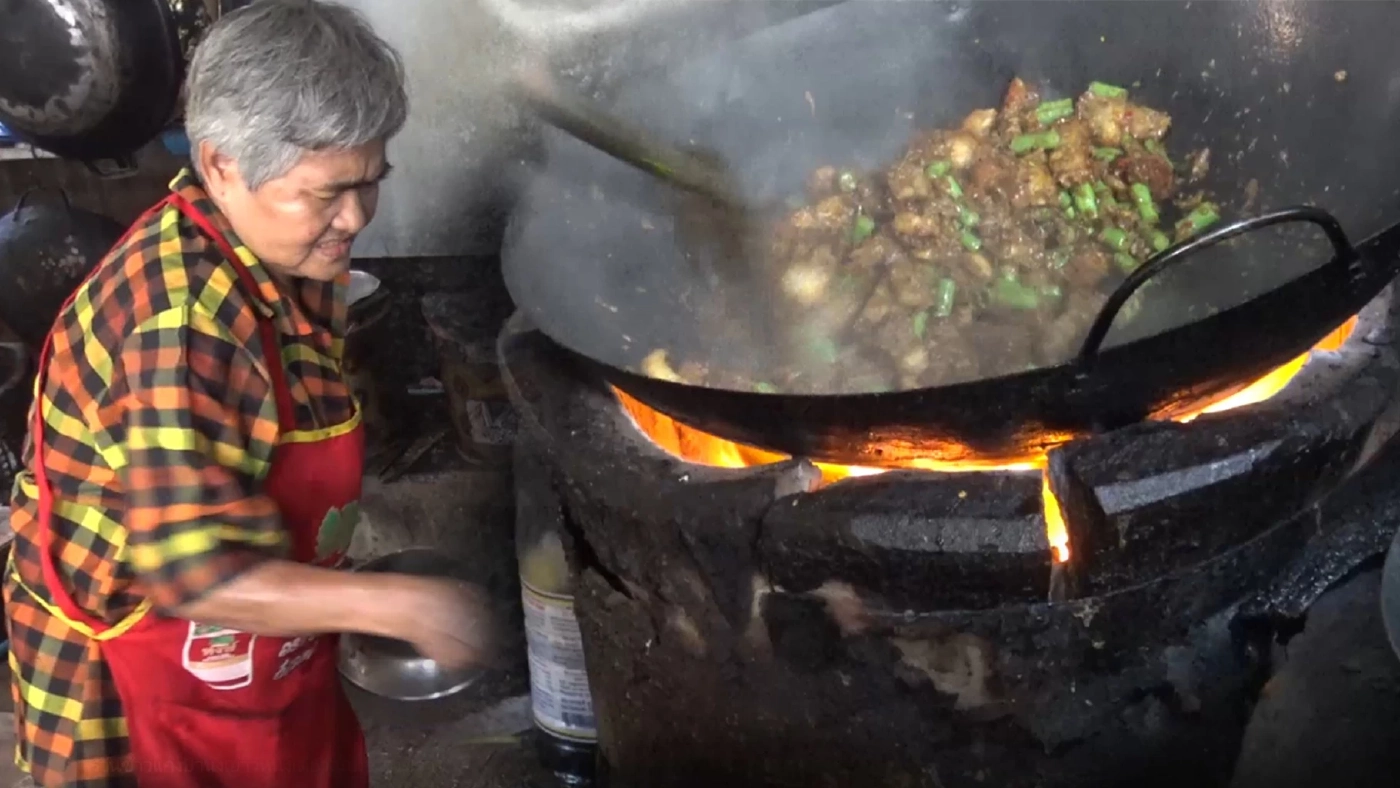 ไม่ง้อ LPG ! แม่ค้าข้าวแกงใช้ 'เตาถ่าน' ทำกับข้าว