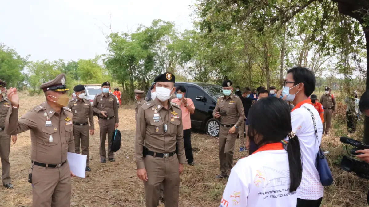 ผู้ช่วย ผบ.ตร.ลงพื้นที่ นำนักศึกษา 5 คน ชี้จุดเกิดเหตุ ผู้ช่วย ผบ.ตร.ลงพื้นที่ นำนักศึกษา 5 คน ชี้จุดเกิดเหตุ
