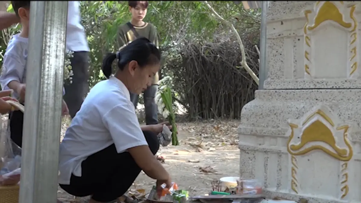 แม่-พ่อ "น้องชมพู่" ทำบุญอายุครบ 5 ขวบ เชื่อน้องถูกปลดปล่อยแล้ว แม่-พ่อ "น้องชมพู่" ทำบุญอายุครบ 5 ขวบ เชื่อน้องถูกปลดปล่อยแล้ว