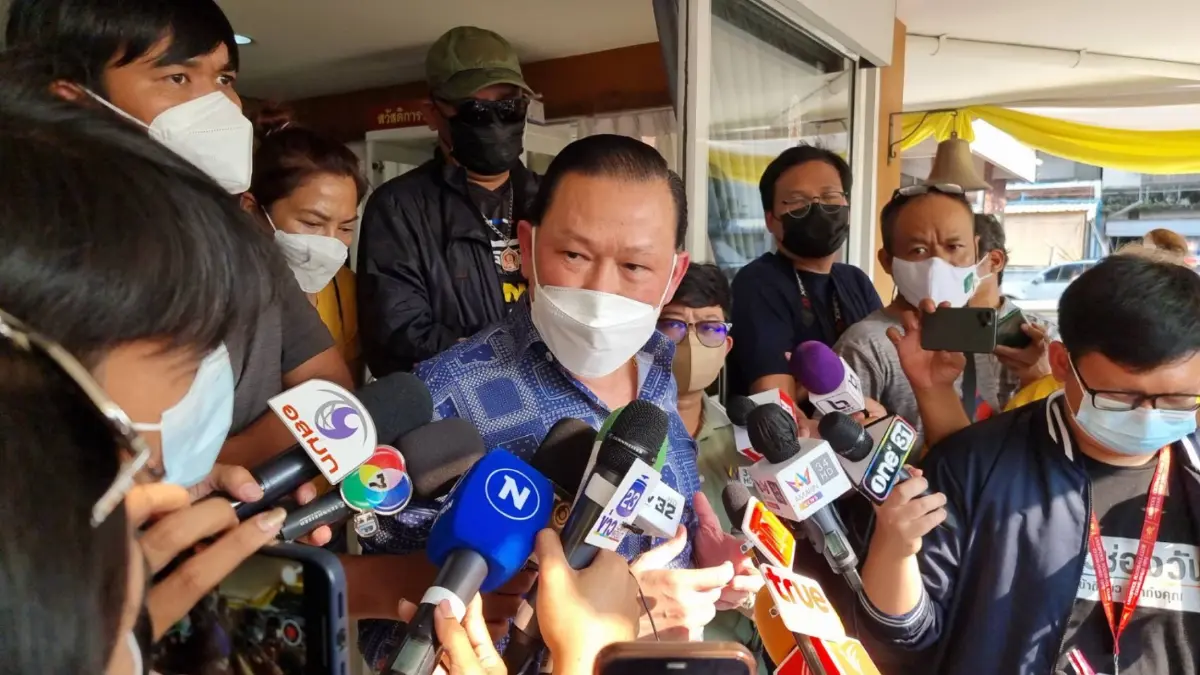 "สันธนะ" พบ ตร. ให้ข้อมูลคดีแตงโม เชื่อถูกบีบคั้นหนักบนเรือก่อนตกน้ำดับ "สันธนะ" พบ ตร. ให้ข้อมูลคดีแตงโม เชื่อถูกบีบคั้นหนักบนเรือก่อนตกน้ำดับ