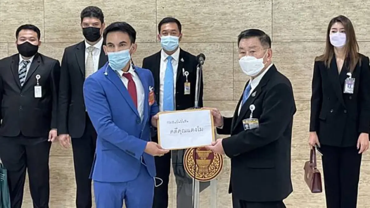 ยื่นร้อง “เสรีพิศุทธ์” สอบคดี “แตงโม” หลัง ปชช. สงสัยล่าช้ามีพิรุธหลายจุด ยื่นร้อง “เสรีพิศุทธ์” สอบคดี “แตงโม” หลัง ปชช. สงสัยล่าช้ามีพิรุธหลายจุด