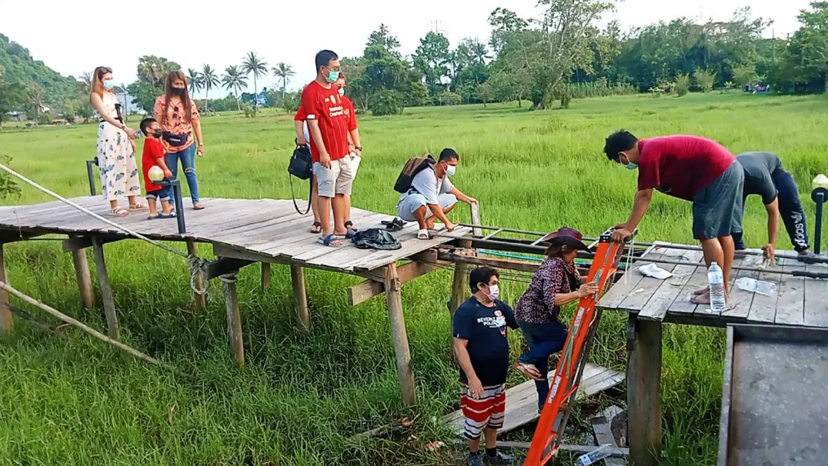 นทท.พลัดตกสะพาน จุดเช็คอินพัทลุงเจ็บ 4 ราย นทท.พลัดตกสะพาน จุดเช็คอินพัทลุงเจ็บ 4 ราย