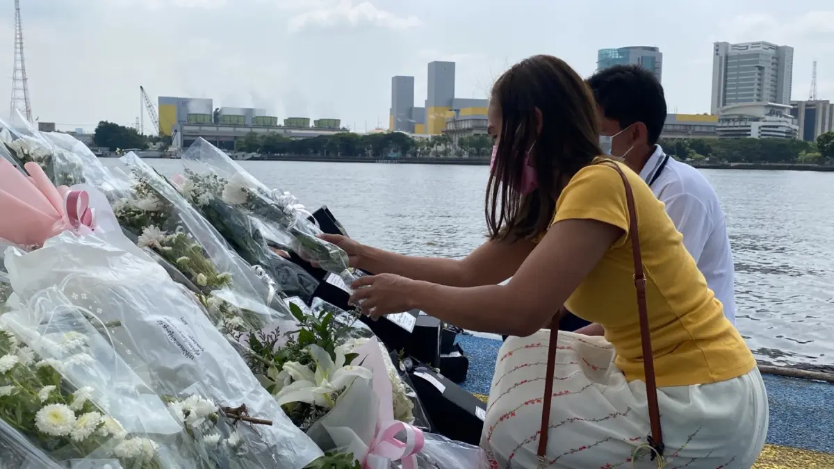 แฟนคลับ "แตงโม" ยังมาไว้อาลัยที่โป๊ะท่าเรือพิบูลสงครามอย่างต่อเนื่อง