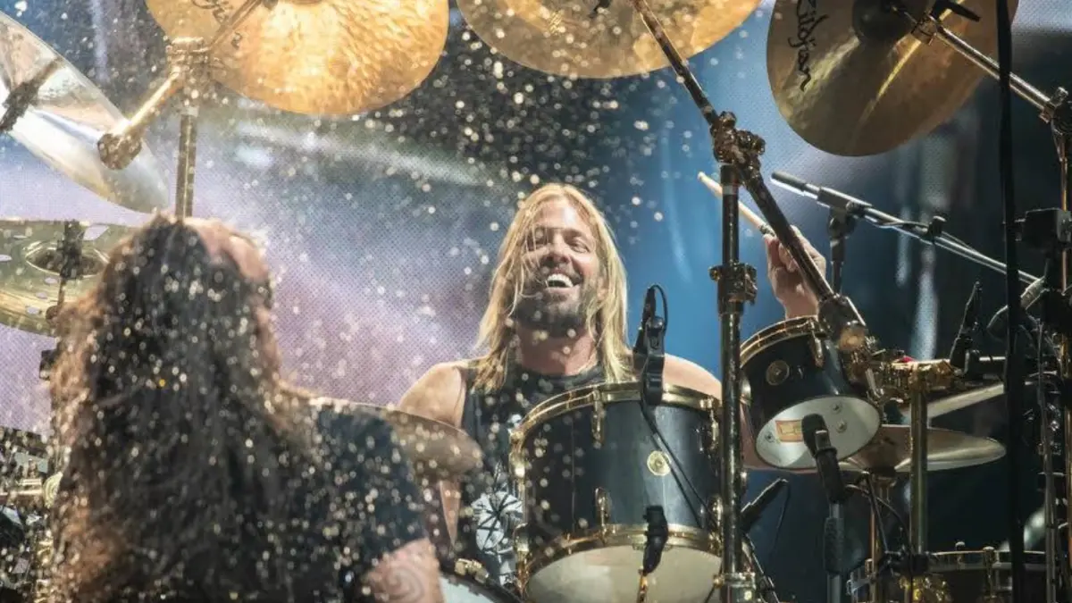 พบสารเสพติดหลายชนิดในร่าง เทย์เลอร์ ฮอว์กินส์ มือกลอง Foo Fighters พบสารเสพติดหลายชนิดในร่าง เทย์เลอร์ ฮอว์กินส์ มือกลอง Foo Fighters