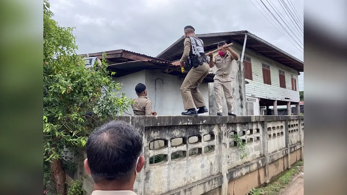 ชายคลั่ง! ยิงหนังสติ๊กใส่รถยนต์ พยายามใช้มีดต่อสู้ตำรวจ ชายคลั่ง! ยิงหนังสติ๊กใส่รถยนต์ พยายามใช้มีดต่อสู้ตำรวจ