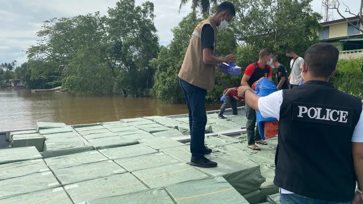 ยึดบุหรี่หนีภาษีคาเรือสปีดโบ๊ทลักลอบส่งมาเลเซีย ยึดบุหรี่หนีภาษีคาเรือสปีดโบ๊ทลักลอบส่งมาเลเซีย