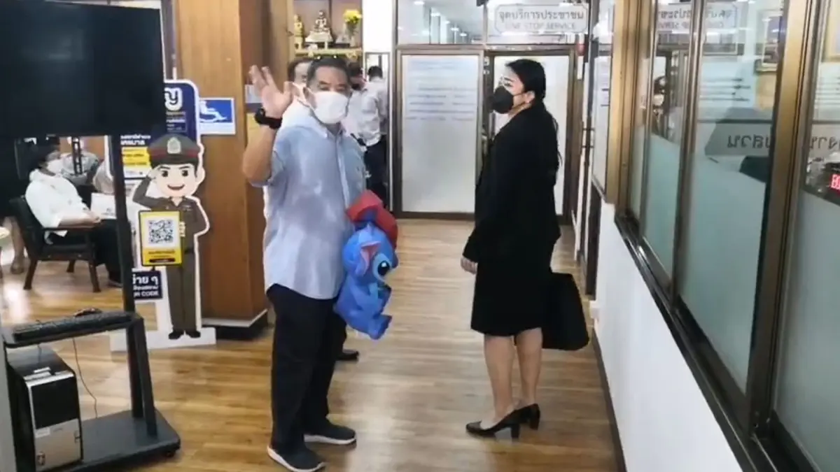 “ฮาร์ท สุทธิพงศ์” ฝืนยิ้มขึ้นโรงพักนางเลิ้ง  รายงานตัว ม.112