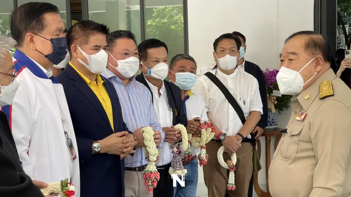 ชื่นมื่น!"บิ๊กน้อย-ธรรมนัส" นำส.ส.เศรษฐกิจไทย รดน้ำอวยพร"บิ๊กป้อม"