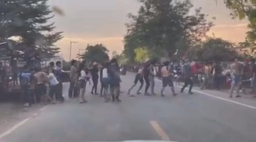 สงกรานต์วัยรุ่นเดือด ปาขวดคว้ามีไล่ตีกันกลางถนนที่ปักธงชัย