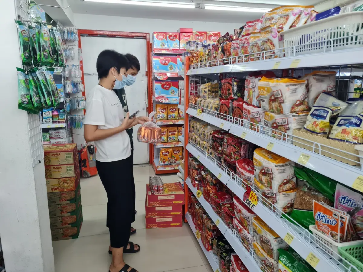 ชาวโคราชแห่ซื้อมาม่ากักตุนหลังสะพัดขึ้นราคา ชาวโคราชแห่ซื้อมาม่ากักตุนหลังสะพัดขึ้นราคา