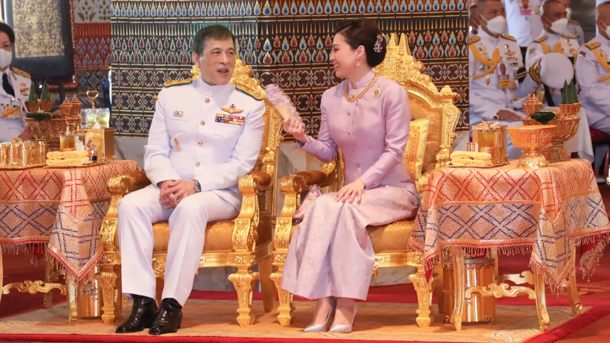 ในหลวง พระราชินี ทรงบำเพ็ญพระราชกุศล พระราชพิธีสงกรานต์ 2565