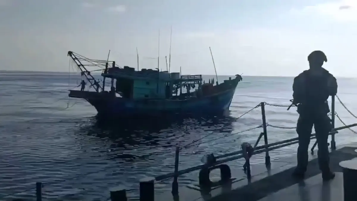 จับเรือประมงเวียดนามรุกล้ำน่านน้ำพร้อมลูกเรือ 15 คน จับเรือประมงเวียดนามรุกล้ำน่านน้ำพร้อมลูกเรือ 15 คน