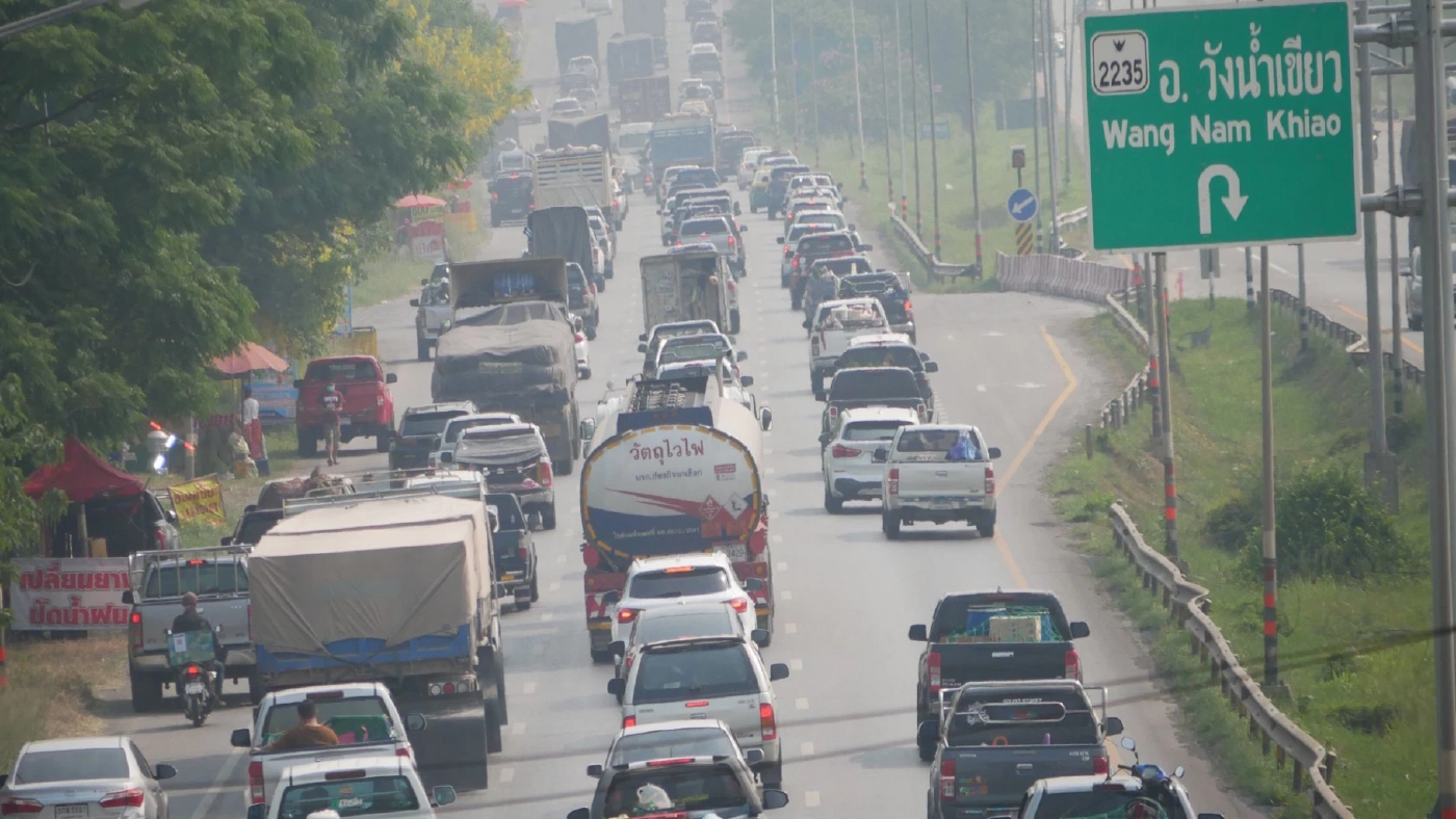 ถนนมิตรภาพปริมาณรถหนาแน่น คนแห่กลับบ้านช่วงสงกรานต์