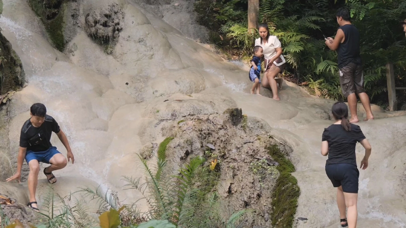 ชาวเชียงใหม่นับพันแห่เล่นน้ำตกช่วงสงกรานต์