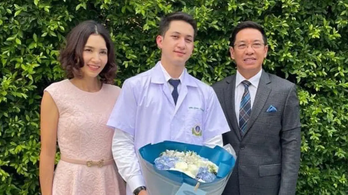 ครอบครัวปุณณกันต์ สุดภูมิใจ ‘ปุณณ์’ ลูกชายคนเก่งเข้าพิธีมอบเสื้อกาวน์ ครอบครัวปุณณกันต์ สุดภูมิใจ ‘ปุณณ์’ ลูกชายคนเก่งเข้าพิธีมอบเสื้อกาวน์