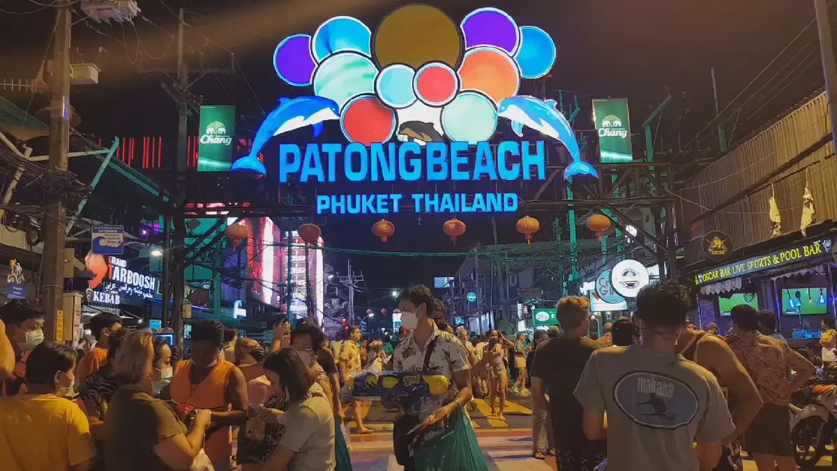 เมินมาตรการ! นทท.แห่เล่นน้ำ "ซอยบางลา ภูเก็ต" เพียบ
