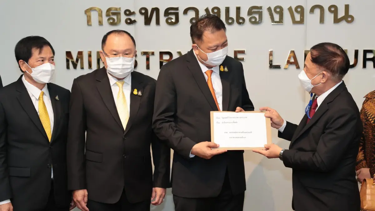 สภาองค์การนายจ้างฯ ยื่นหนังสือ รมว.สุชาติ ไม่เห็นด้วยขึ้นค่าแรง 492 บาท