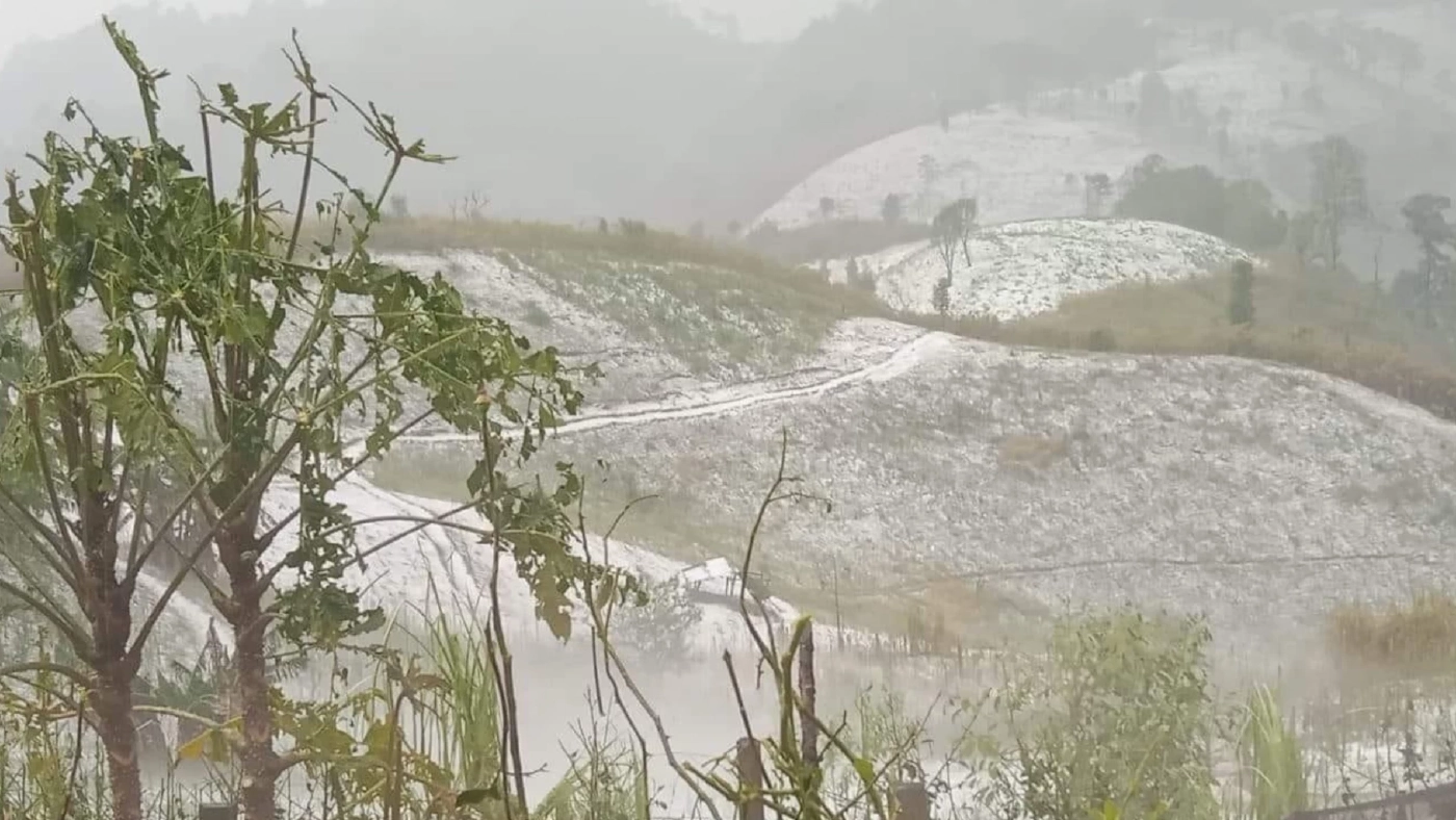 ฮือฮา พายุฤดูร้อนถล่มแม่ฮ่องสอน ลูกเห็บตกขาวโพลนเหมือนหิมะต่างประเทศ ฮือฮา พายุฤดูร้อนถล่มแม่ฮ่องสอน ลูกเห็บตกขาวโพลนเหมือนหิมะต่างประเทศ