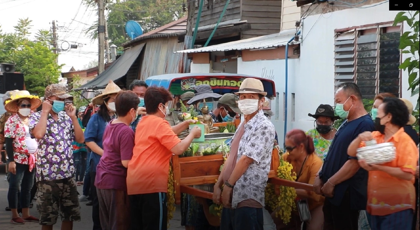 ชาวบ้านทุ่มแห่พระพุทธองค์กาส พระคู่บ้านคู่เมืองสรงน้ำวันสงกรานต์