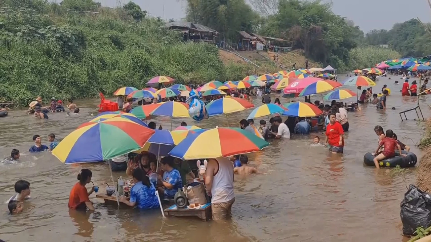 ชาวเชียงใหม่คลายร้อนลงเล่นน้ำในแม่ปิง ชาวเชียงใหม่คลายร้อนลงเล่นน้ำในแม่ปิง