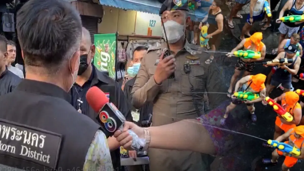 สั่งหยุดสาดน้ำถ.ข้าวสาร หลังนักท่องเที่ยวแห่เล่น หวั่นโควิดระบาด สั่งหยุดสาดน้ำถ.ข้าวสาร หลังนักท่องเที่ยวแห่เล่น หวั่นโควิดระบาด