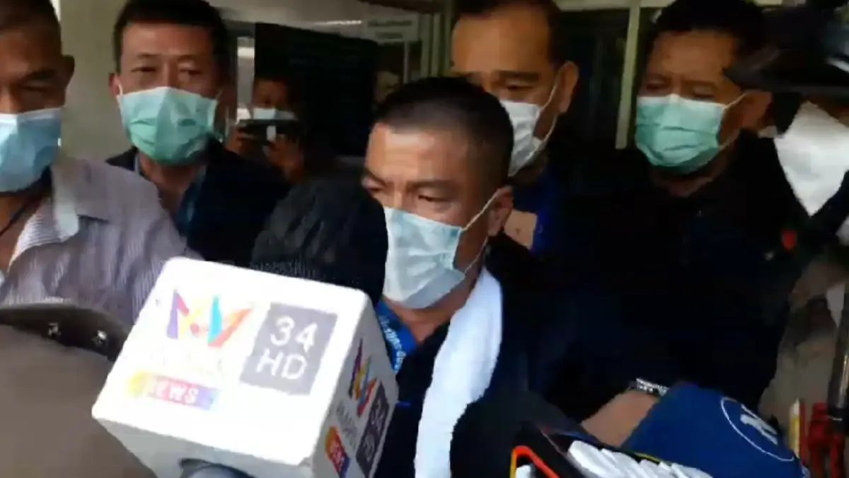 พ.ต.ต. แก๊งรีดเงินนักพนันออนไลน์ 4 แสน ย่องมอบตัว ก่อนชุลมุนอ้างขอไปศาลเอง