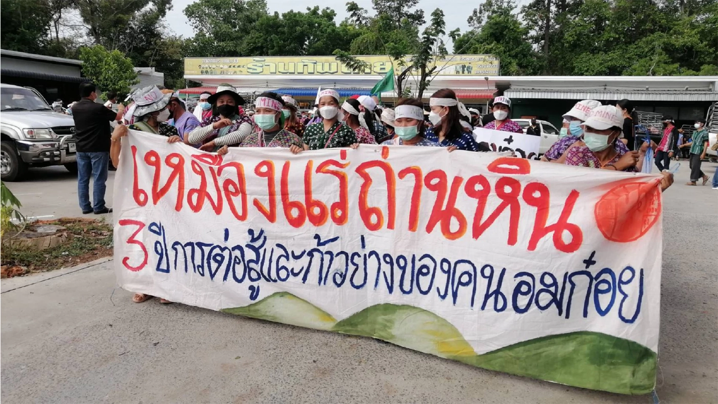 ชาวบ้านเดินเท้ายื่นฟ้องศาลปกครองเชียงใหม่ระงับเหมืองอมก๋อย