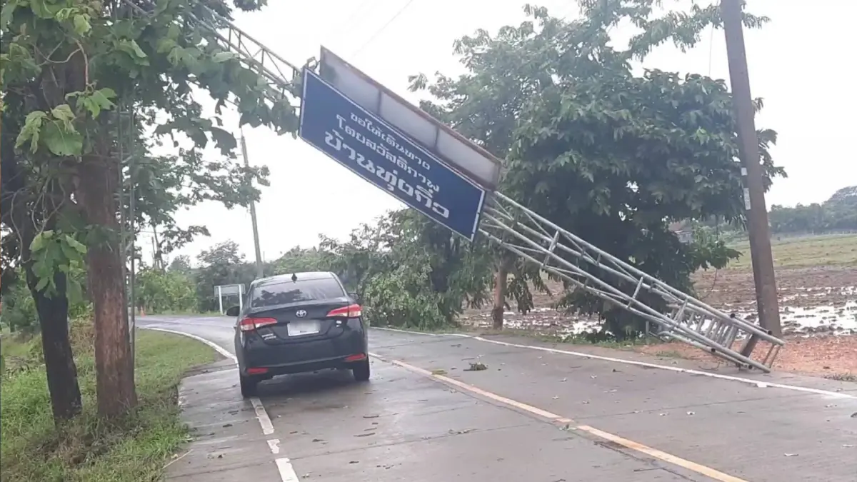 พายุฤดูร้อนถล่ม พะเยา บ้านเรือนเสียหาย ป้ายจราจรพังยับ พายุฤดูร้อนถล่ม พะเยา บ้านเรือนเสียหาย ป้ายจราจรพังยับ