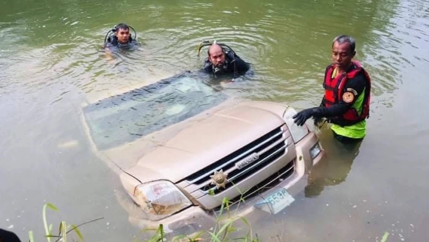 สลด! หนุ่มขับกระบะกลับจากฉลองสงกรานต์ แหกโค้งตกสระน้ำดับ สลด! หนุ่มขับกระบะกลับจากฉลองสงกรานต์ แหกโค้งตกสระน้ำดับ