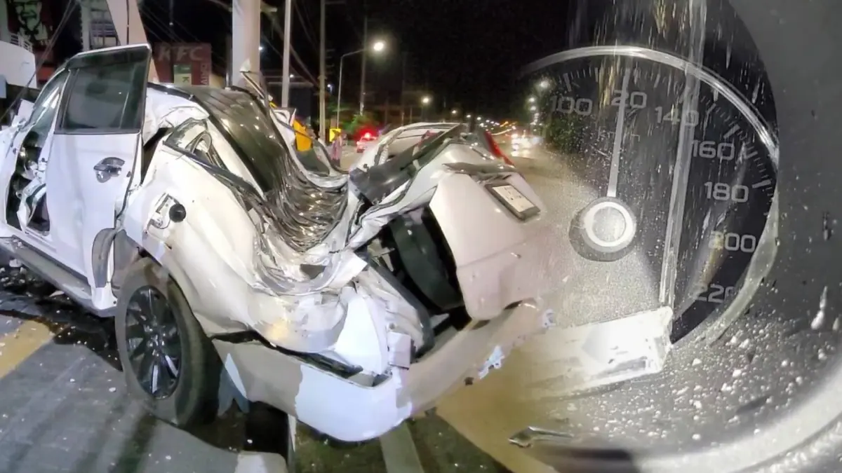 รอดตายปาฏิหาริย์  ! “หนุ่มใหญ่” ซิ่งปาเจโร่แหกโค้งชนเสาไมล์ค้าง 120 รถพังยับ