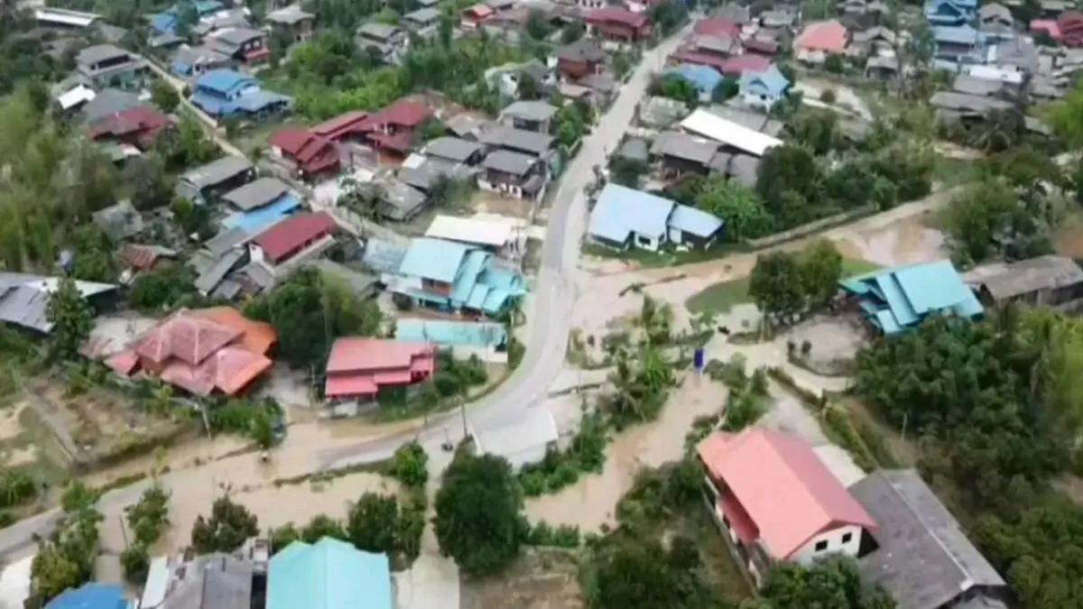 ฝนกระหน่ำน้ำป่าไหลท่วมบ้านเรือนเสียหายกว่า 50 หลังคาเรือน